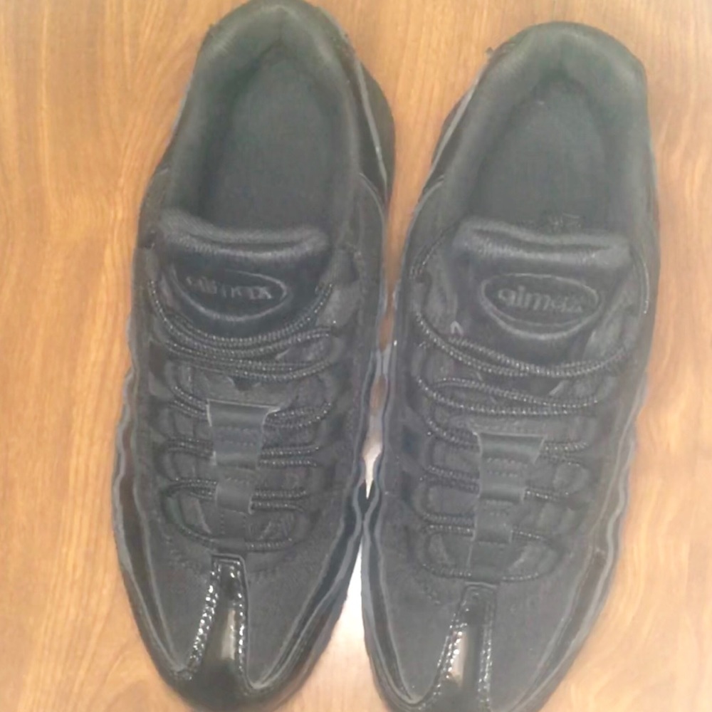 Women’s black Air Max 95